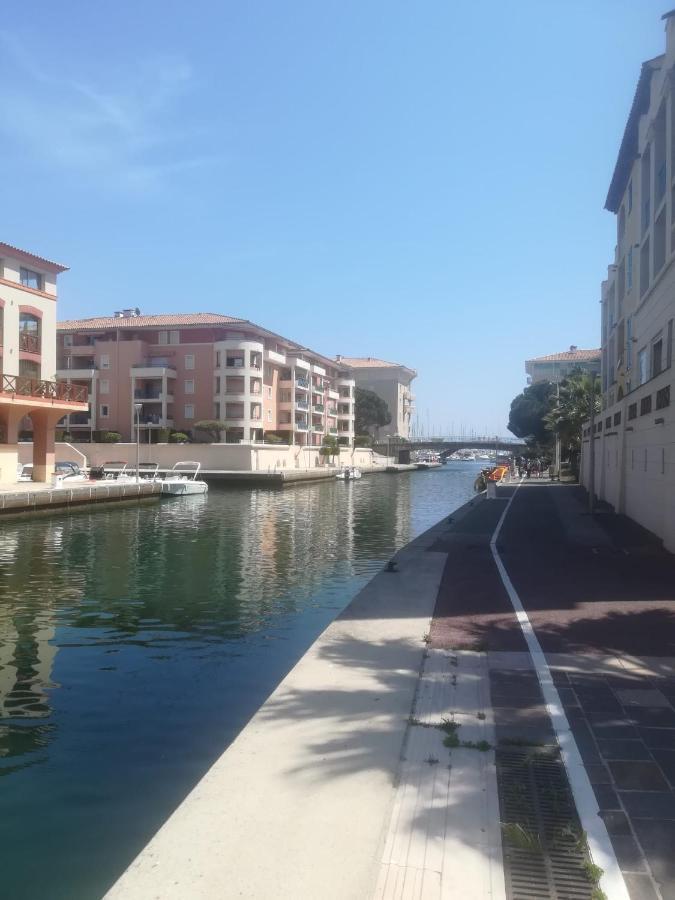 Appartement Sur le quai de port fréjus Extérieur photo