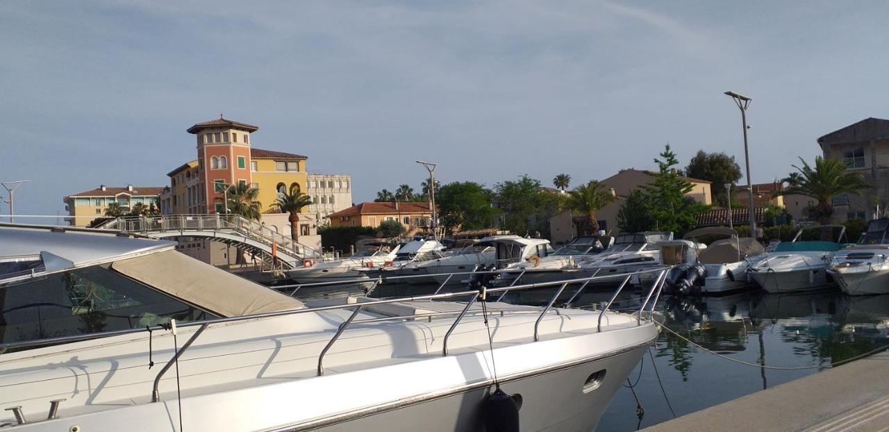 Appartement Sur le quai de port fréjus Extérieur photo