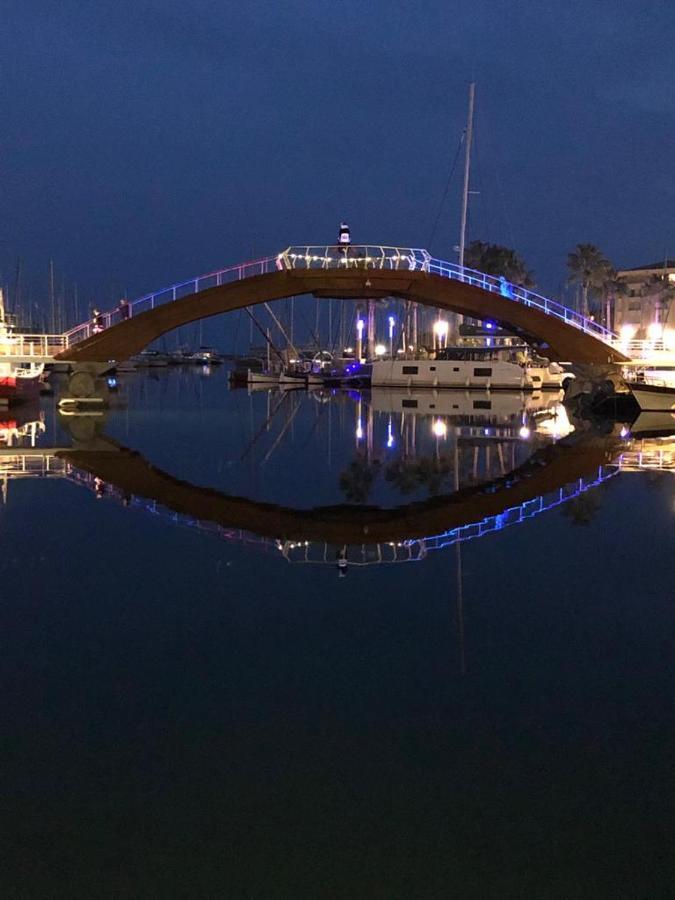 Appartement Sur le quai de port fréjus Extérieur photo